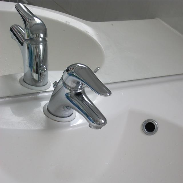 Le mitigeur est toujours l&#39;élément qui est posé en premier lorsque l&#39;on doit installer une baignoire. © Comte0, Wikipédia, CC BY-SA 3.0