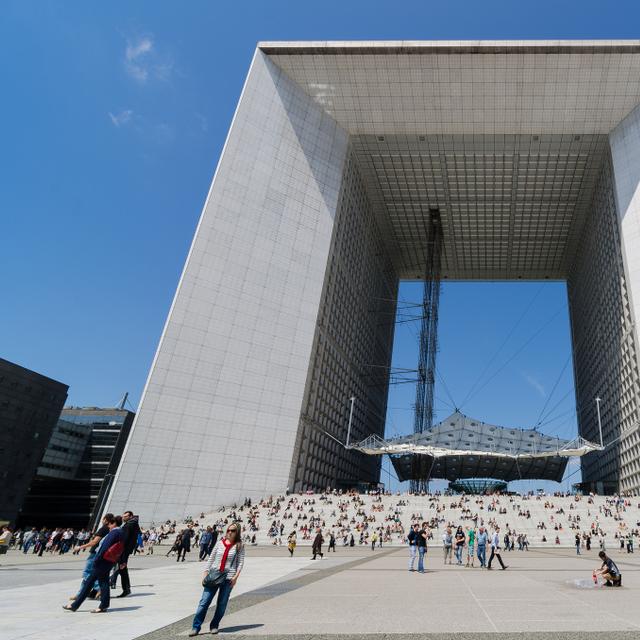 L&#39;arche de la Défense à Paris mesure 110 mètres de hauteur, elle est entièrement recouverte de plaques de verre. © Shepard4711, Flickr, CC by-sa 2.0