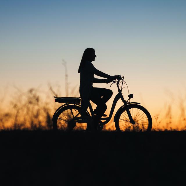 La pratique du vélo électrique se généralise. Et pour augmenter l’autonomie de sa batterie, il y a quelques astuces à connaître. © shchus, Adobe Stock