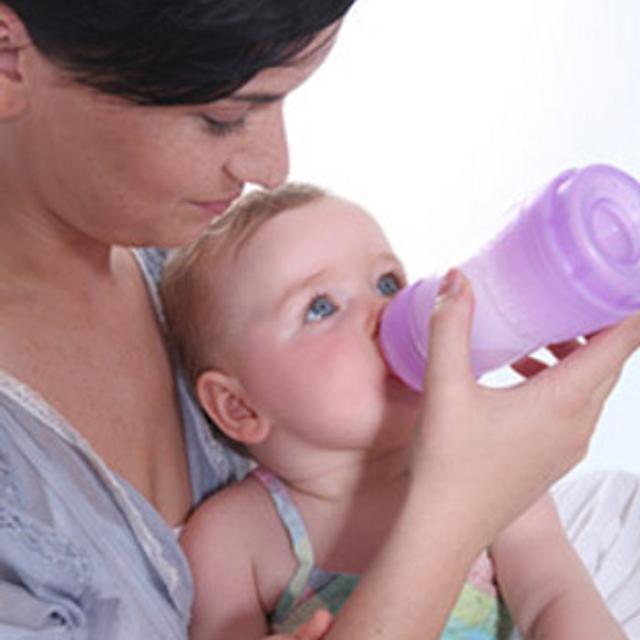 Le lait deuxième âge est recommandé à partir de 5-6 mois. © Phovoir