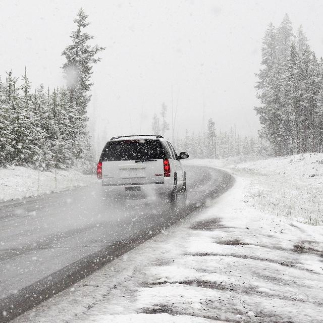 Sur une route enneigée, il faut surtout adopter une conduite souple et posée. © Pexels, Pixabay, CC0 Creative Commons