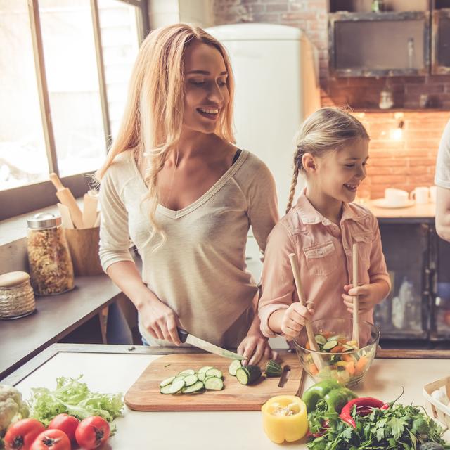 En cuisine, de nombreuses astuces permettent de consommer plus responsable. © georgerudy, Adobe Stock