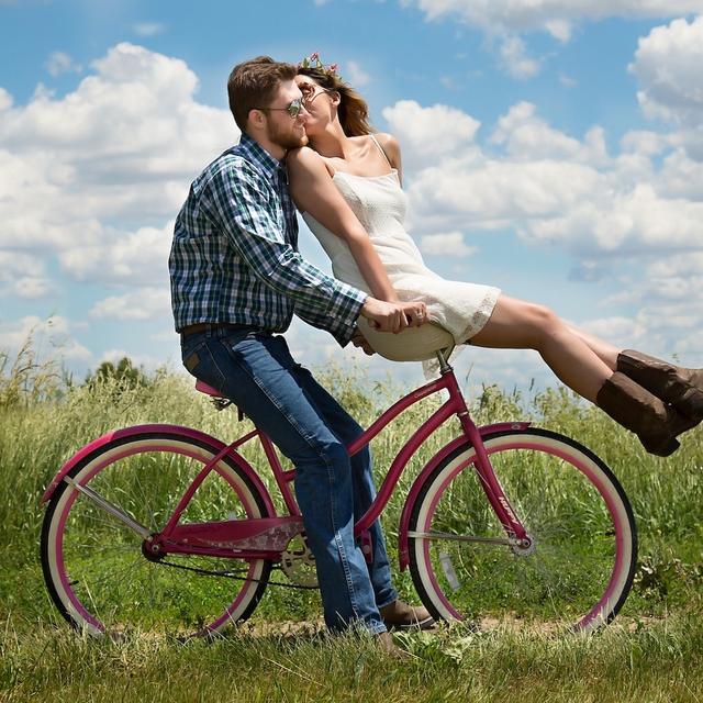 En couple ou en famille, le road trip en vélo apparaît comme un beau moyen de découvrir la planète. © 3194556, Pixabay, Pixabay License