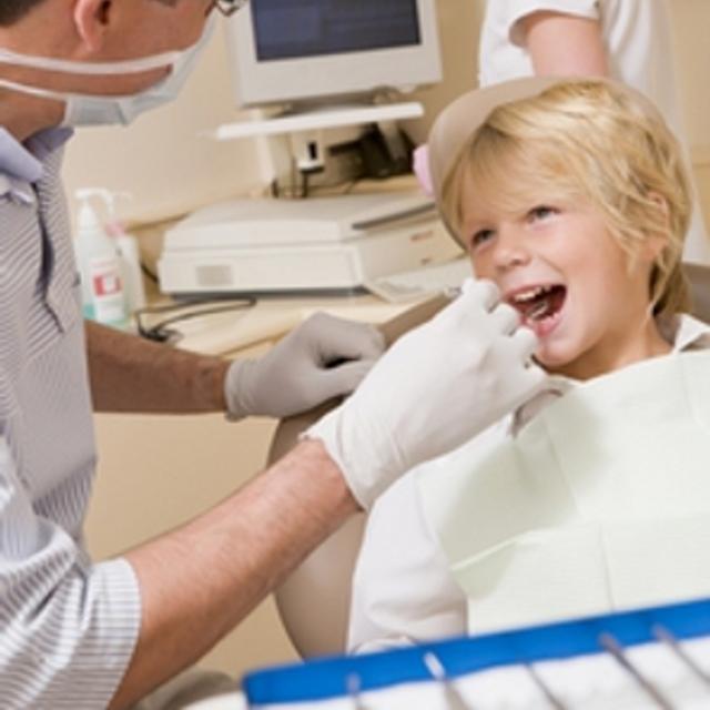 Il faut soigner et nettoyer les dents de lait de votre enfant, autant que les dents définitives. © Phovoir