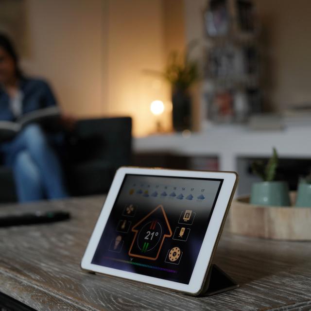 Domotique, smart home et maison connectée, voici les définitions et applications des technologies au service de nos maisons. © goodluz, Adobe Stock