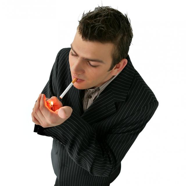 La cigarette : un danger pour les yeux. © Phovoir