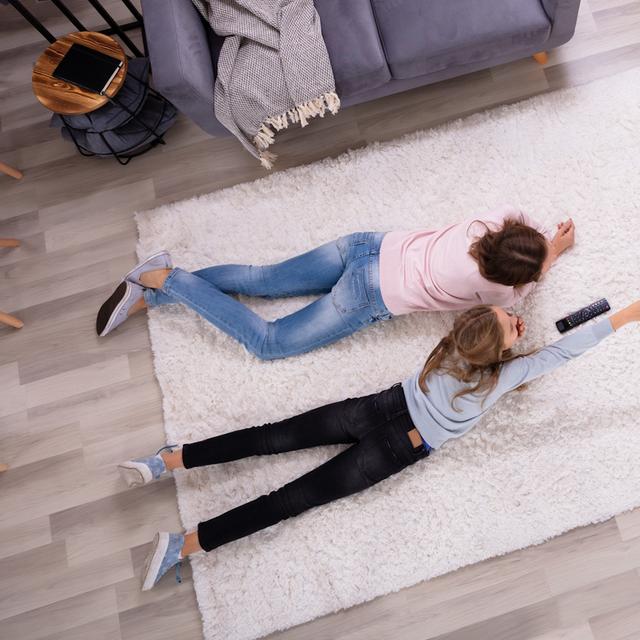 Il n’existe, pour l’heure, aucune étude prouvant que regarder un écran de près endommage les yeux. © Andrey Popov, Fotolia