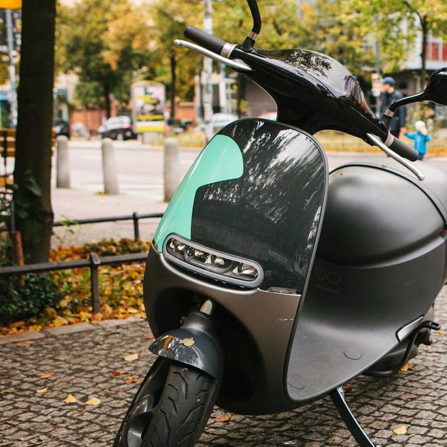 Dans les rues de Pékin, les scooters électriques constituent une large part de la flotte des véhicules en circulation. En Europe aussi, comme ici à Berlin, les citadins optent de plus en plus pour ce moyen de transport. © franz12, Fotolia 