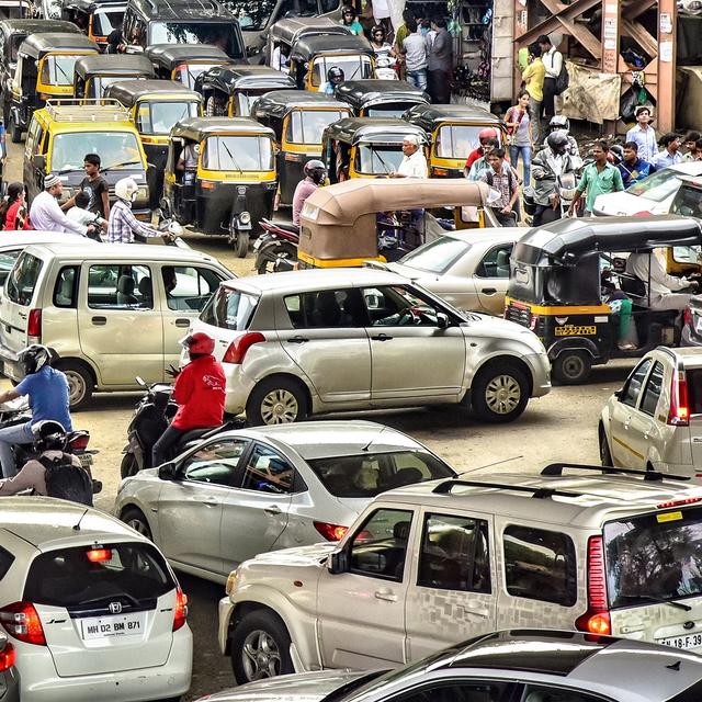 Les taux de motorisation continuent d'augmenter un peu partout dans le monde, et encore plus dans les pays en développement, comme ici en Inde, causant de plus en plus de problèmes d'embouteillage et de pollution de l'air. © Monotoomono, Shutterstock