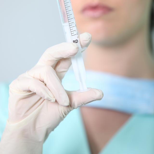 Après un vaccin, l&#39;immunité humorale met en jeu les anticorps, tandis que l&#39;immunité cellulaire active les lymphocytes. © Phovoir