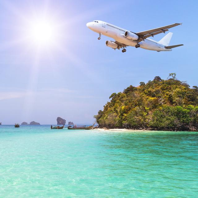 Peu à peu, les restrictions de déplacement tombent. Et il est aujourd’hui de nouveau possible de voyager. Y compris en avion et à l’étranger. Sous certaines conditions tout de même et en prenant toujours quelques précautions. © Soonthom, Adobe Stock