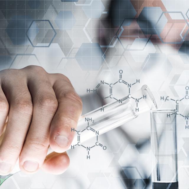 Le radiochimiste partage son temps de travail entre expérience et analyse des résultats. © adam121, Fotolia.