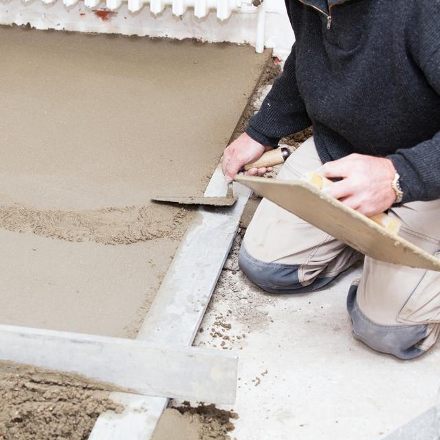 La préparation d&#39;une chape en ciment.&amp;nbsp;© JPchret, Fotolia