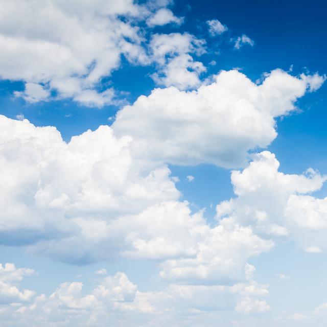 Tous les nuages n’annoncent pas forcément la pluie. © klagyivik, Fotolia