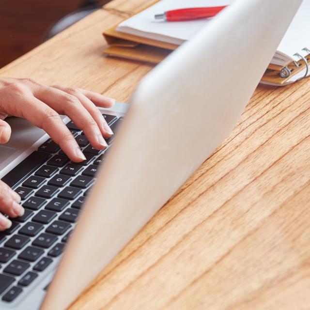 De nombreux travailleurs font le choix de se reconvertir dans l’informatique, un secteur pourvoyeur d’emplois. © Robert Kneschke, Adobe Stock.