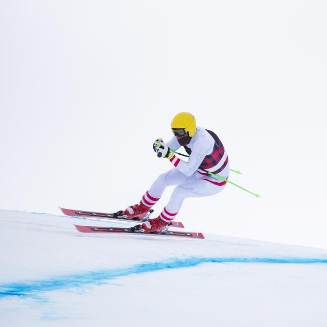 Sur des pentes extrêmes, les skieurs les plus rapides dépassent les 250 km/h. © Nikokvfrmoto, fotolia