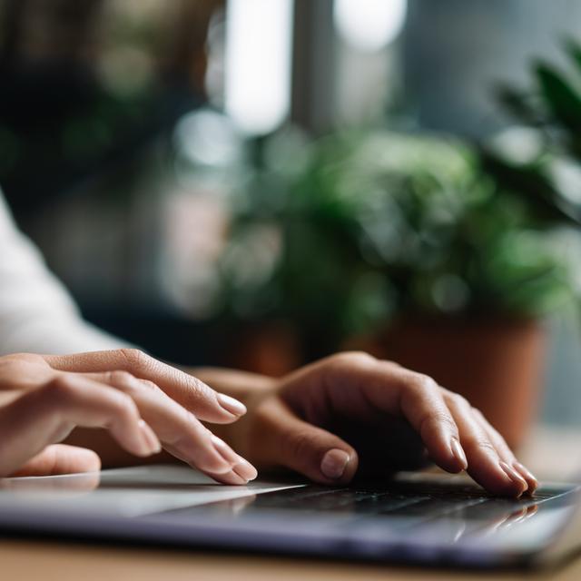 Le rédacteur web est chargé d’écrire du contenu destiné à être publié sur Internet. Afin de fournir un contenu unique, il effectue en amont un gros travail de recherche d’informations. © Oleksii, Adobe Stock.