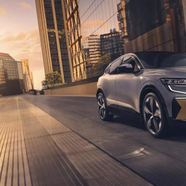 La Mégane e-Tech&amp;nbsp;Electric étrenne le nouveau logo Renault et une signature lumineuse Led spécifique. © Renault