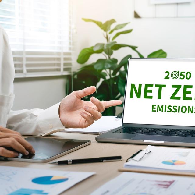 Le responsable RSE a pour mission d'auditer tous les services de l'entreprise d'un point de vue social et environnemental afin de définir des objectifs concrets à mettre en place pour améliorer l'empreinte carbone de l'entreprise, la qualité de vie au travail des salariés ou encore augmenter la part des achats responsables.&nbsp;©&nbsp;Deemerwha studio, Adobe Stock.