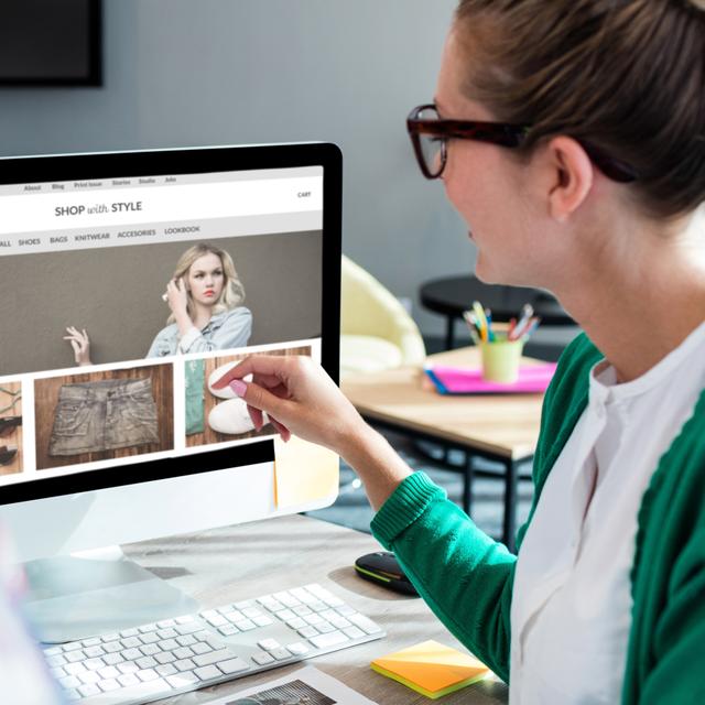 Le responsable e-commerce doit, pour faire progresser les ventes en ligne, s’assurer que le site internet de son entreprise répond aux besoins et au comportement de navigation du client. Il collabore notamment avec les développeurs et l’UX designer. © vectorfusionart, Adobe Stock.