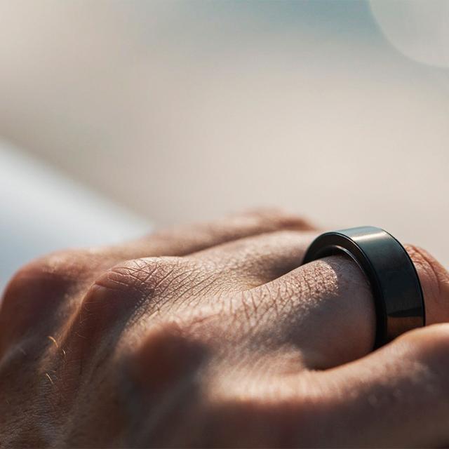 La bague connectée Circular Ring, mise au point par une start-up française et équipée de coques interchangeables, est un bijou raffiné et discret, qui prend soin de votre santé grâce à une multitude de microcapteurs.&amp;nbsp;© Circular