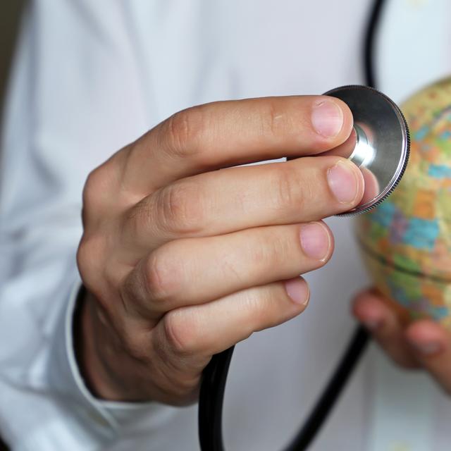 En seulement trois siècles, la longévité a presque triplé notamment grâce&amp;nbsp;aux progrès de la médecine et aux actions de santé publique. Mais qu&#39;en sera-t-il du XXIe siècle ? © Oleg, Adobe Stock