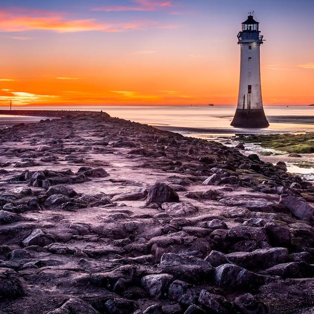 Bretagne, phare à marée basse