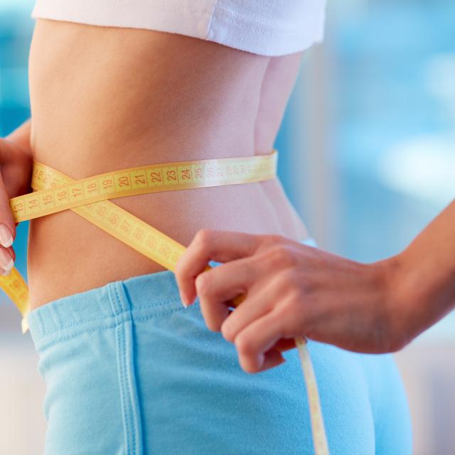 Dans le cadre d’un régime amincissant, la mesure du tour de taille peut être plus intéressante que celle du poids : elle permet de se rendre compte de la perte de graisses abdominales. © Pressmaster, Shutterstock