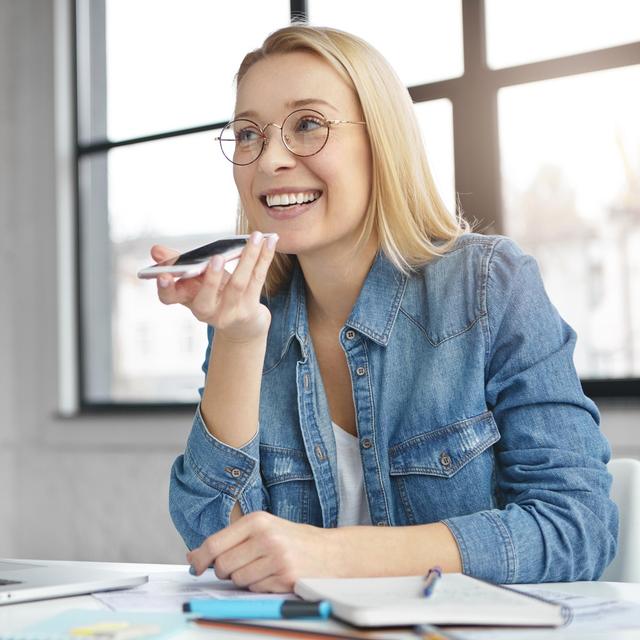 Utilisez le haut-parleur pour éviter de coller votre téléphone contre votre tête. © Wayhome Studio, Fotolia