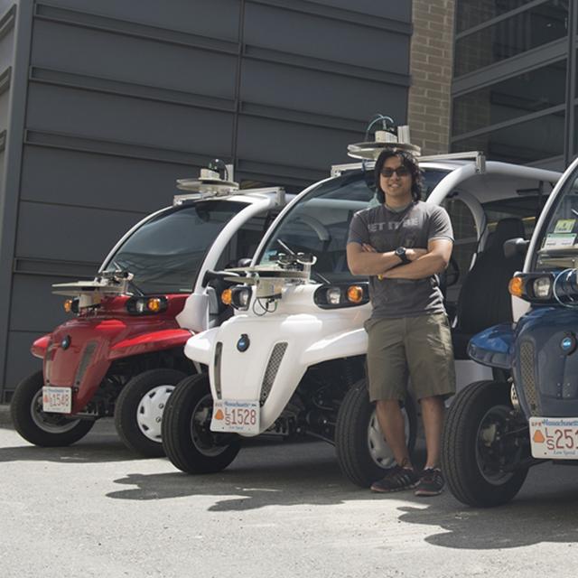 Avec leur lidar (visible sur le toit), les petites navettes expérimentales du campus du MIT regardent les piétons pour les éviter mais en profitent pour les observer et en comprendre les habitudes. Comme les conducteurs de taxis, ils sauront, en fonction de l&#39;heure ou de la saison, se positionner aux bons endroits. © Business Wire