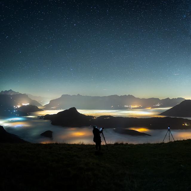 Le photographe Christophe Suarez aime prendre de la hauteur pour avoir une perception différente des vallées alpines. «&nbsp;J’aime aussi photographier la pollution lumineuse et atmosphérique la nuit vue au-dessus, car les images sont photogéniques et que cette petite lumière dans la vallée est la lumière de l’Homme dans le vide cosmique. »&nbsp;© Christophe Suarez