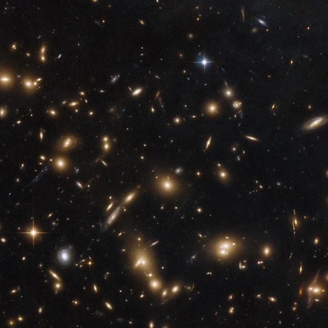 Notre univers ne&amp;nbsp;se limite pas à la Voie lactée ! Quelle est sa taille ? En photo : amas de galaxies aux confins de l&#39;univers photographié par Hubble.&amp;nbsp;© Nasa, ESA, Hubble, Relics