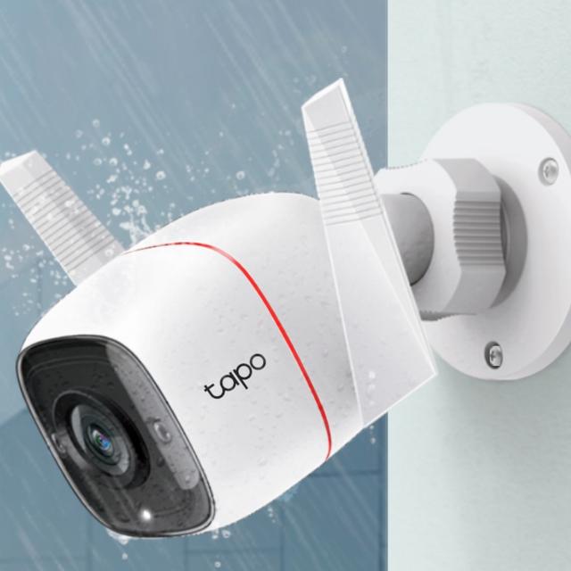 La caméra Tapo C310 est faite pour l’extérieur et supporte la pluie ou la poussière&nbsp;sans souci. © Futura