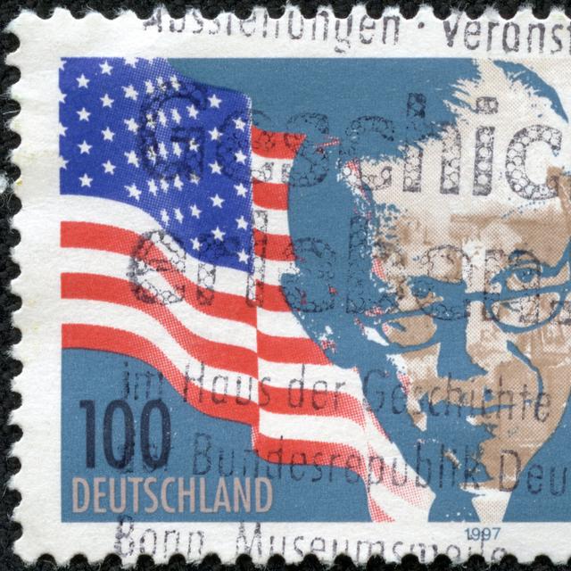 Les États-Unis ont lancé le plan Marshall pendant la guerre froide pour aider à la reconstruction de l'Europe. Timbre édité pour le 50e anniversaire du plan Marshall. © cityanimal, fotolia