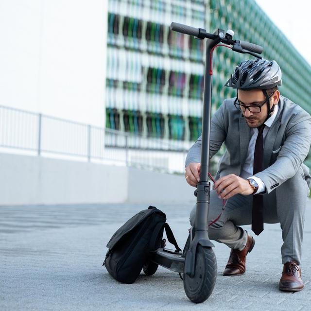 L'utilisation au quotidien d'une trottinette électrique nécessite de régulièrement la contrôler, pour éviter d'être victime un jour d'une panne ou d'un accident. © EmirMemedovski, Getty Images