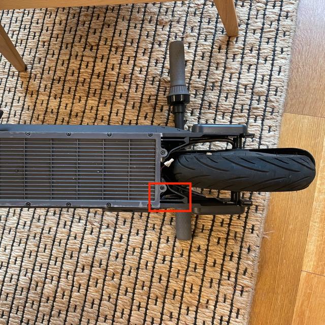 Un homme a pu retrouver sa trottinette volée grâce à deux AirTags dissimulés avec du ruban adhésif noir. © @dguido sur Twitter