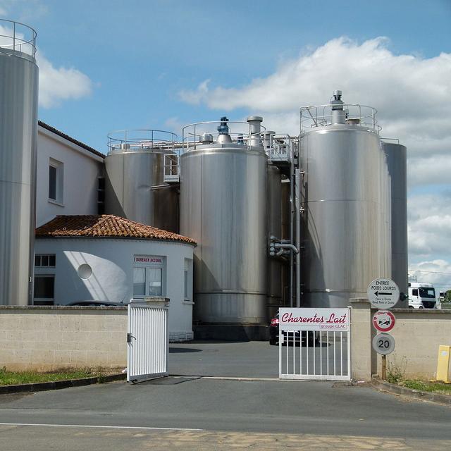 Immenses cuves de lait d&#39;une laiterie industrielle. Diverses options sont possibles pour le traitement des eaux blanches, du rejet direct à la filtration. © Serge Lacotte, Wikimedia Commons, DP