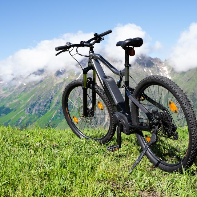 Quel est le modèle de vélo qui correspond le plus à vos besoins ? Explorer dans cet article&nbsp;les caractéristiques des 5 différents types de vélos électriques. © Andrey Popov, Adobe Stock
