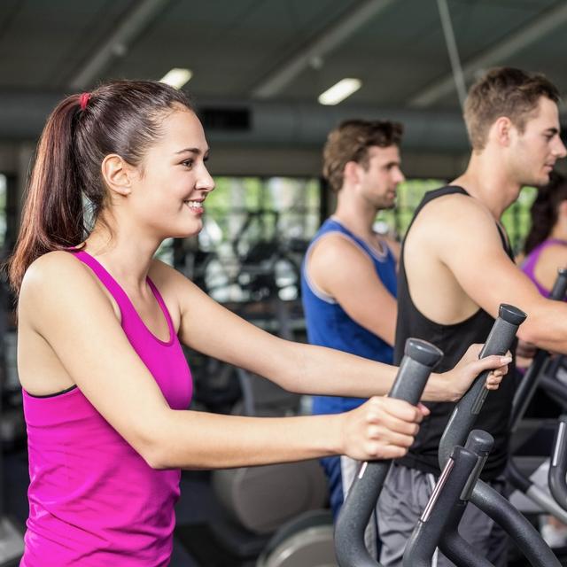 Le vélo elliptique n’est pas un vrai vélo ; ses bienfaits sont nombreux : il permet de faire travailler les jambes et les bras. © WavebreakMediaMicro, Fotolia