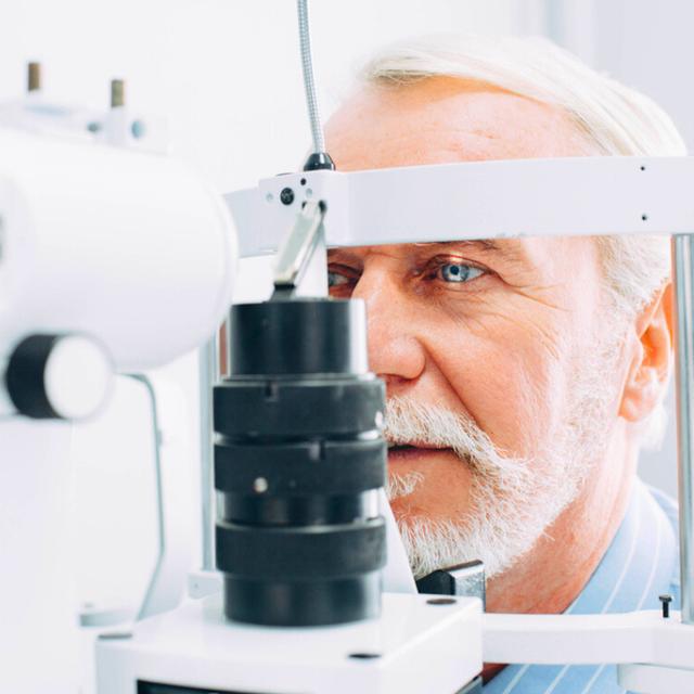 La démence pourrait se prédire grâce à l'étude des mouvements oculaires. © peakSTOCK, iStock