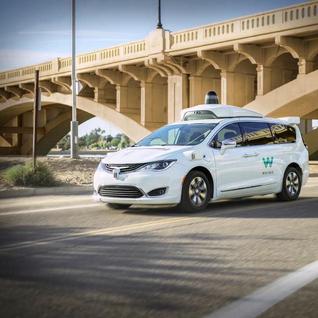 Avec sa voiture autonome et son service de taxis, Google tente une première mondiale. Waymo, la filiale d’Alphabet, a conclu un partenariat avec le groupe automobile Fiat Chrysler pour développer sa technologie de conduite autonome à partir de monospaces Chrysler Pacifica Hybrid. © Waymo