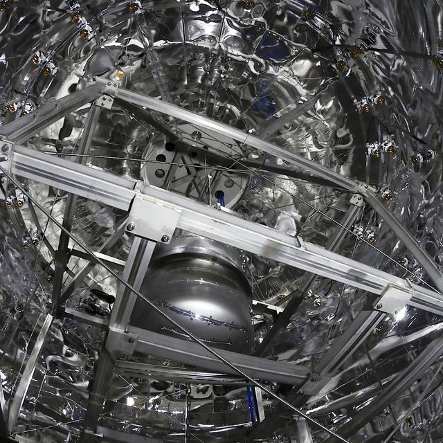 L&#39;expérience Xenon 1T a-t-elle découvert la matière noire ? Elle se trouve sous le Gran Sasso, en Italie, dans une caverne qui mesure 100 m de long, 20 m de large et 18 m de haut. Le nouvel instrument y est installé à l&#39;intérieur d&#39;un château d&#39;eau de 10 m de diamètre afin de le protéger de la radioactivité naturelle de l&#39;environnement. © Xenon Collaboration