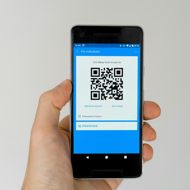 Pourquoi scanner le QR code d'un menu de restaurant sur la plage ou d'une borne de recharge peut pirater votre téléphone à votre insu ?