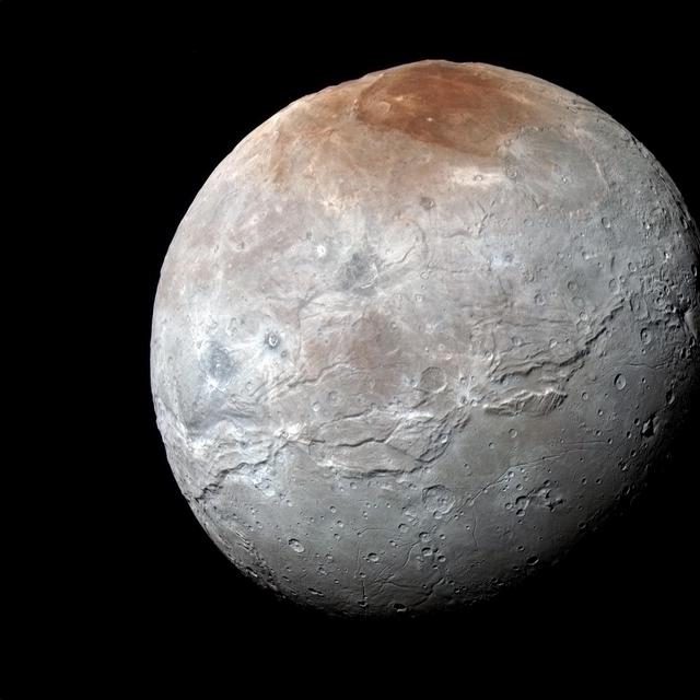 Charon, le «&amp;nbsp;nocher des Enfers&amp;nbsp;», le passeur du fleuve Styx, photographié par New Horizons le 14 juillet 2015, juste avant le survol de Pluton. Les images prises à travers les filtres infrarouge, rouge et bleu de l’instrument Ralph/MVIC révèlent les différentes compositions des terrains. La région du pôle nord a été baptisée Mordor Macula. La longue faille qui parcourt l’astre sur plus de 1.800&amp;nbsp;km le long de son équateur est nommée Serinity Chasma. La résolution est de 2,9&amp;nbsp;km par pixel. © Nasa, JHUAPL, SwRI