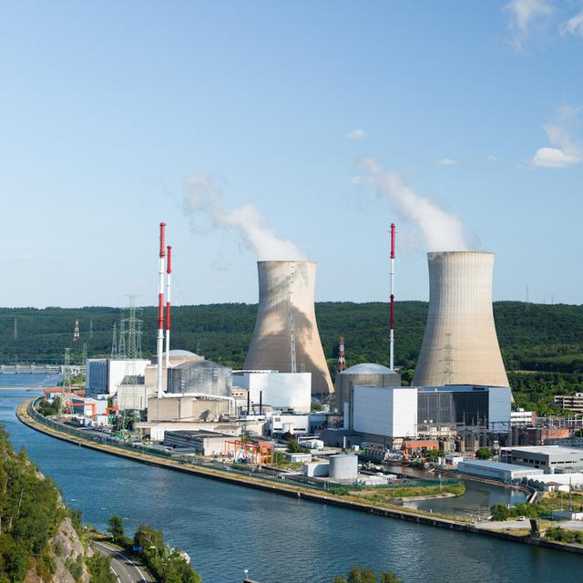 L&#39;énergie nucléaire n&#39;est ni une énergie fossile ni une énergie renouvelable. Simplement une énergie décarbonée.&amp;nbsp;Par ailleurs, la question des déchets nucléaires pose&amp;nbsp;également problème. Ici, les tours aéroréfrigérantes d&#39;une centrale nucléaire. © jotily, Fotolia