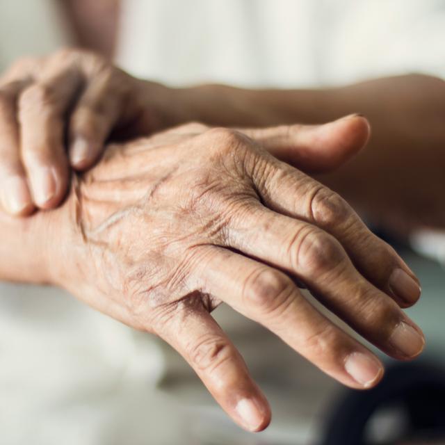 La maladie de Parkinson est une maladie neurodégénérative, dont les premiers symptômes peuvent apparaître dès 45 ans – mais en moyenne à 58 ans –, et pour laquelle il n'existe aucun traitement définitif, bien que certains puissent atténuer voire éliminer des symptômes. © Ipopba, Adobe Stock