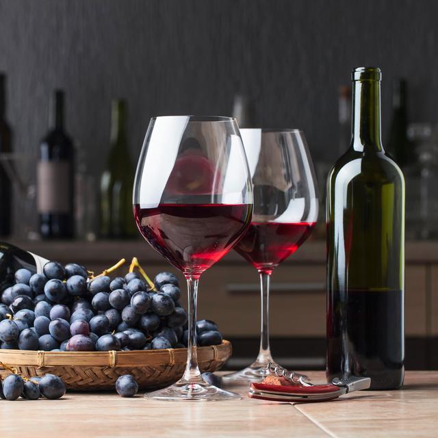 Les polyphénols sont des molécules au fort pouvoir oxydant&nbsp;présentes notamment dans le vin rouge. © Igor Normann, Fotolia