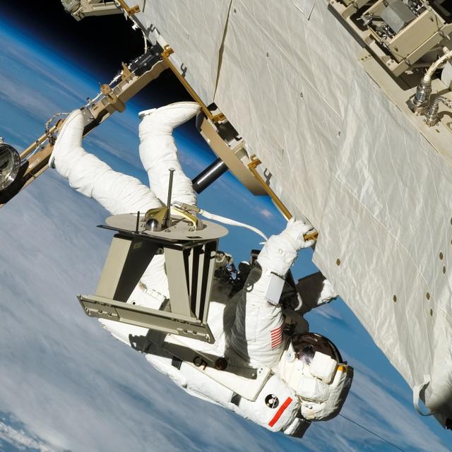 Un astronaute de l’ISS effectue une sortie dans l’espace. Durant leur séjour à bord de la station, les membres d’équipage grandissent de quelques centimètres. © Nasa