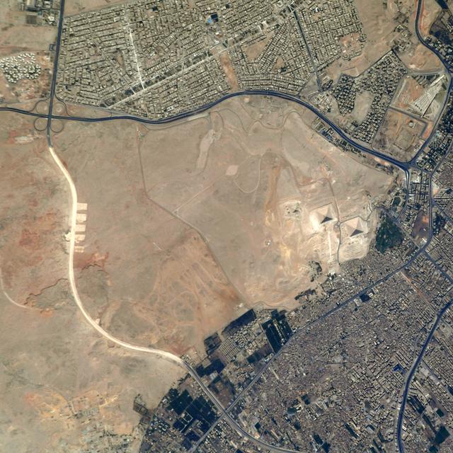 Les pyramides de&nbsp;Gizeh, photographiées par Thomas Pesquet, en mai 2021. © Esa, Nasa, Thomas Pesquet&nbsp;