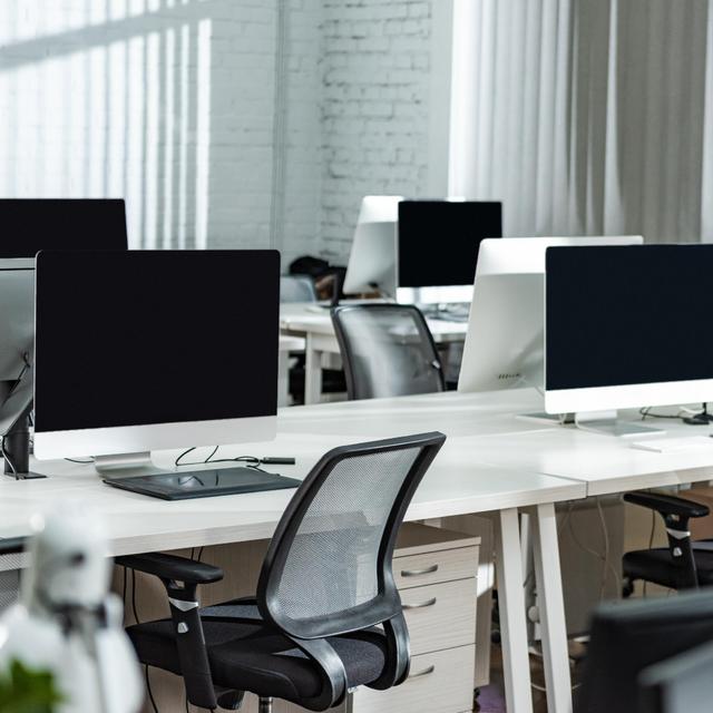 Le responsable informatique et réseau est responsable du parc informatique de son entreprise. Il gère aussi bien l&#39;achat de matériel ou de licence informatique que la partie sécurité des systèmes d&#39;information.&amp;nbsp;©&amp;nbsp;LIGHTFIELD STUDIOS, Adobe Stock.